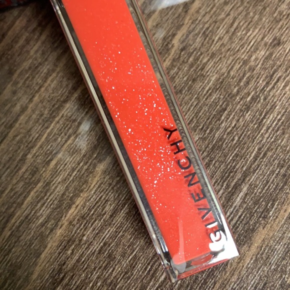 Givenchy Gloss Interdit Ultra Shiny Color Plumping - Picture 11 of 12